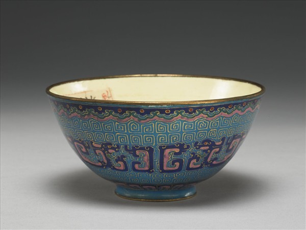 銅胎畫琺瑯藍地龍紋碗