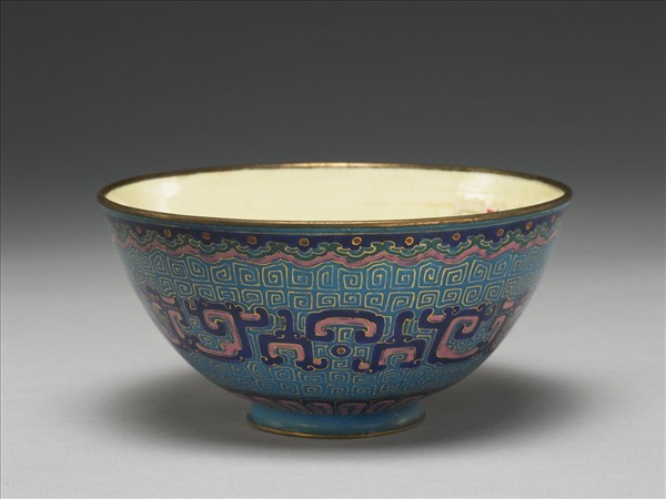 銅胎畫琺瑯藍地龍紋碗