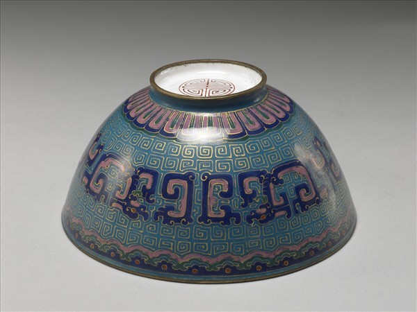 銅胎畫琺瑯藍地龍紋碗