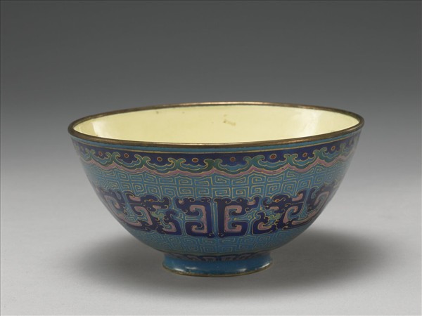 銅胎畫琺瑯藍地龍紋碗