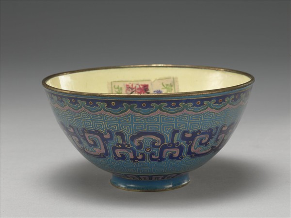 銅胎畫琺瑯藍地龍紋碗