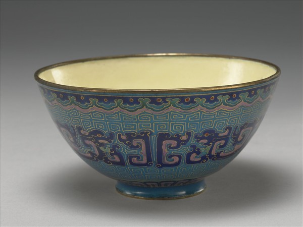 銅胎畫琺瑯藍地龍紋碗