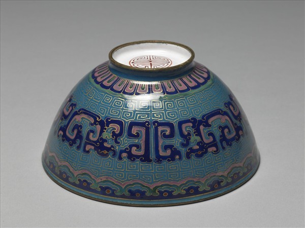 銅胎畫琺瑯藍地龍紋碗