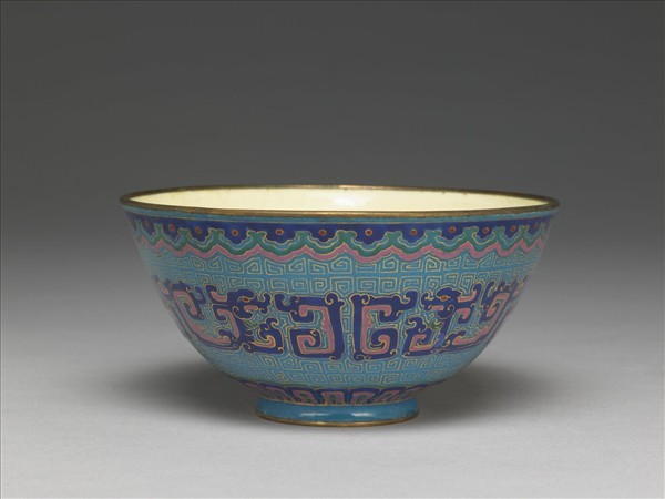 銅胎畫琺瑯藍地龍紋碗