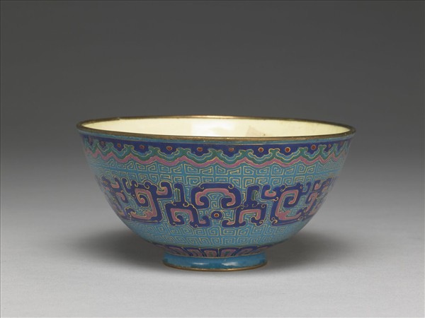 銅胎畫琺瑯藍地龍紋碗