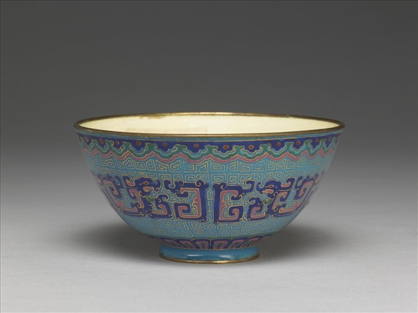 銅胎畫琺瑯藍地龍紋碗