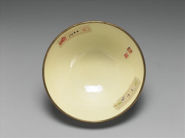 銅胎畫琺瑯藍地龍紋碗