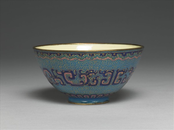 銅胎畫琺瑯藍地龍紋碗