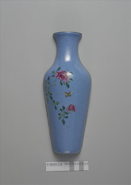 銅胎畫琺瑯藍地花蝶紋轎瓶