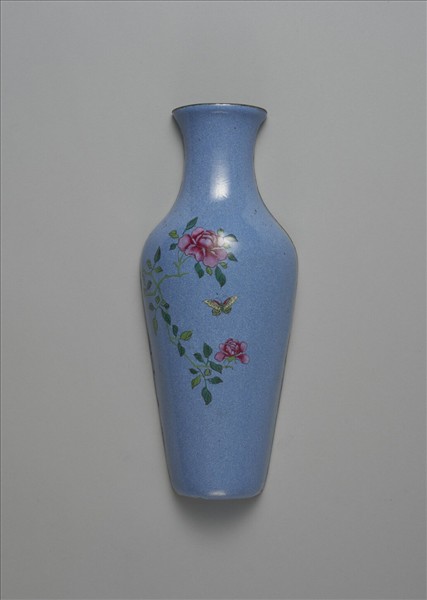 銅胎畫琺瑯藍地花蝶紋轎瓶