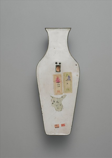 銅胎畫琺瑯藍地花蝶紋轎瓶