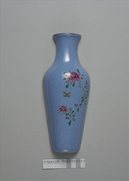 銅胎畫琺瑯藍地花蝶紋轎瓶