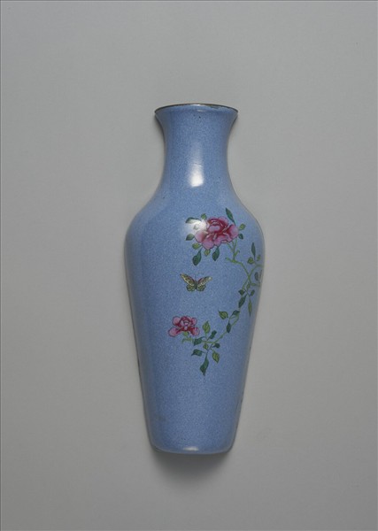 銅胎畫琺瑯藍地花蝶紋轎瓶