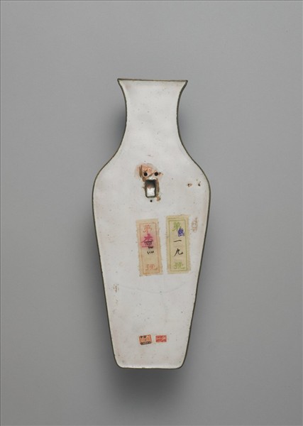 銅胎畫琺瑯藍地花蝶紋轎瓶