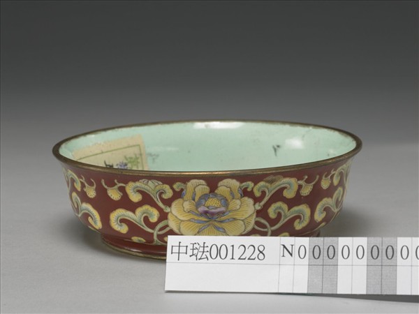 銅胎畫琺瑯紅地花卉紋碗