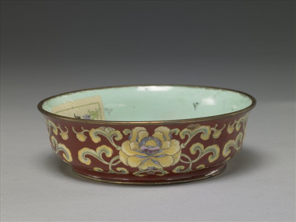 銅胎畫琺瑯紅地花卉紋碗