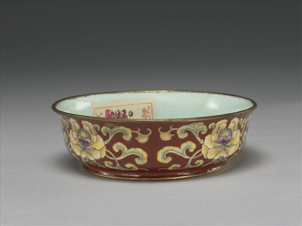 銅胎畫琺瑯紅地花卉紋碗