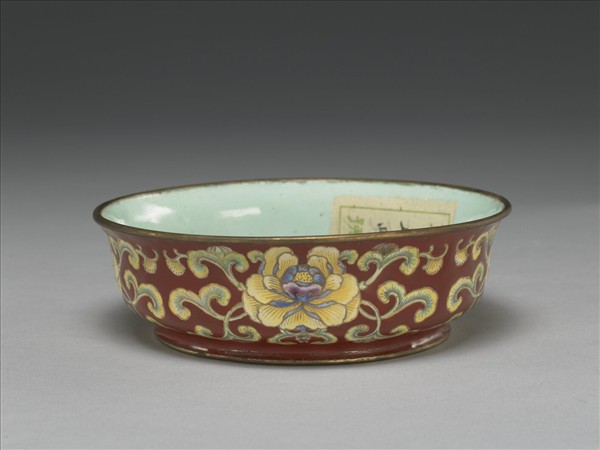 銅胎畫琺瑯紅地花卉紋碗