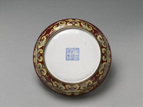 銅胎畫琺瑯紅地花卉紋碗