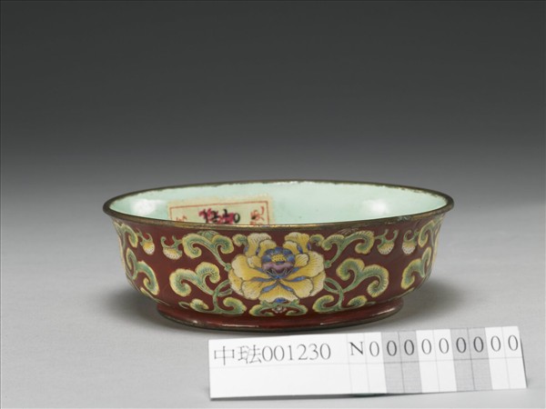 銅胎畫琺瑯紅地花卉紋碗