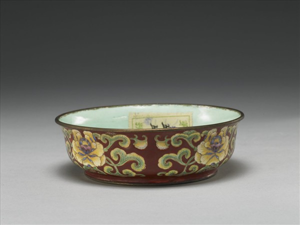 銅胎畫琺瑯紅地花卉紋碗