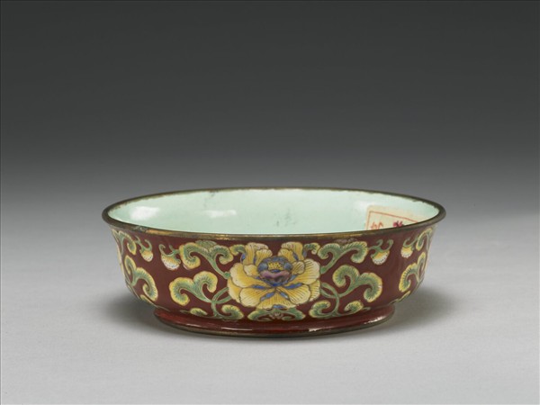 銅胎畫琺瑯紅地花卉紋碗