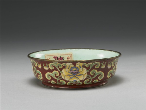 銅胎畫琺瑯紅地花卉紋碗