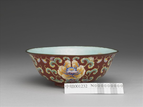 銅胎畫琺瑯紅地花卉紋碗