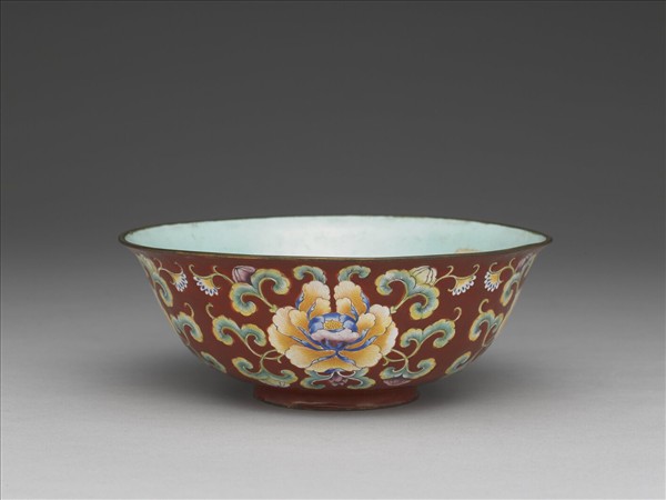 銅胎畫琺瑯紅地花卉紋碗