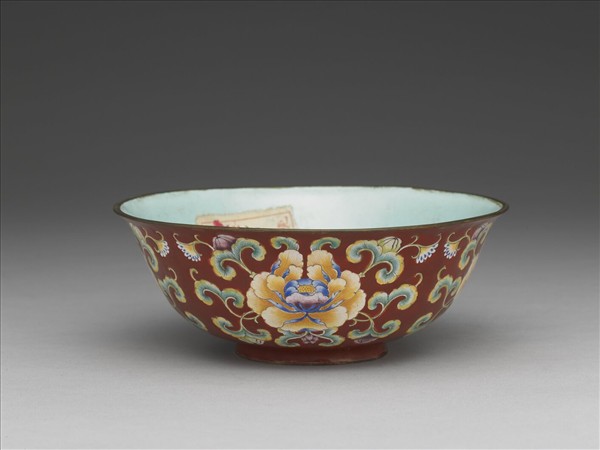 銅胎畫琺瑯紅地花卉紋碗