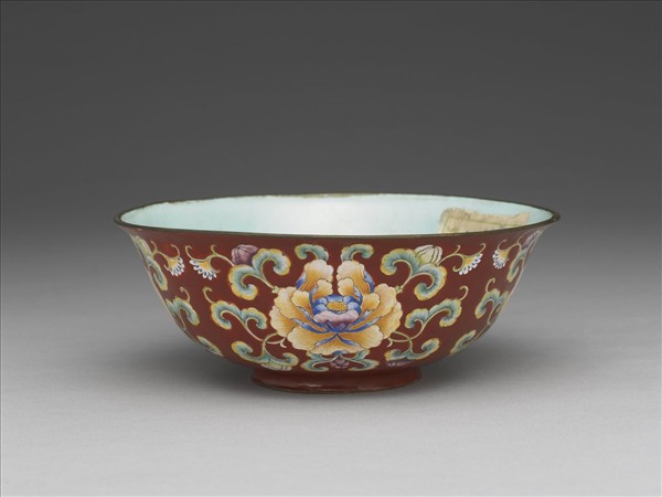 銅胎畫琺瑯紅地花卉紋碗
