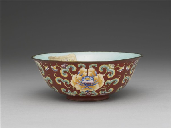 銅胎畫琺瑯紅地花卉紋碗