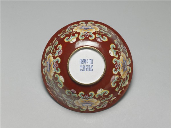 銅胎畫琺瑯紅地花卉紋碗