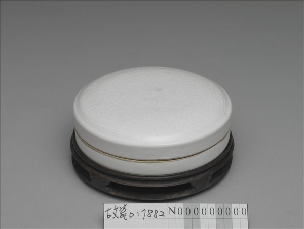 白瓷劃花靈芝紋印泥盒