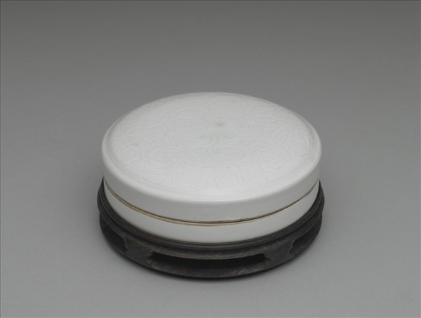 白瓷劃花靈芝紋印泥盒