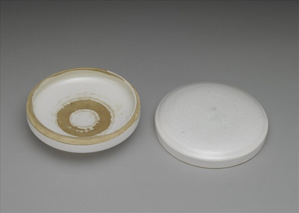 白瓷劃花靈芝紋印泥盒