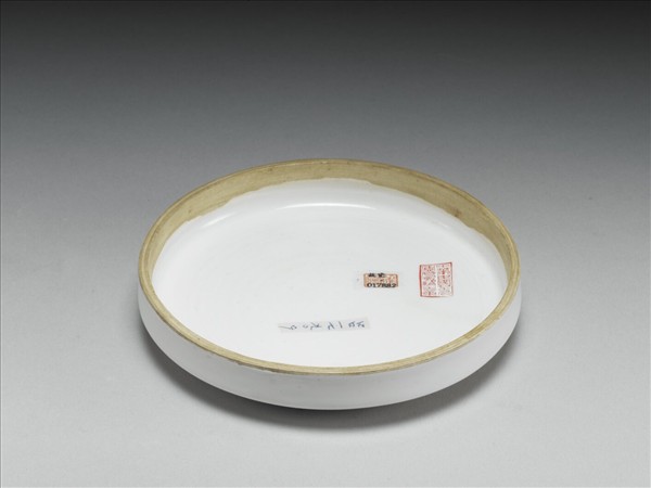 白瓷劃花靈芝紋印泥盒