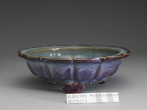 鈞窯 天藍葡萄紫釉蓮花式盆托