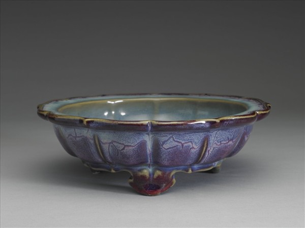 鈞窯 天藍葡萄紫釉蓮花式盆托