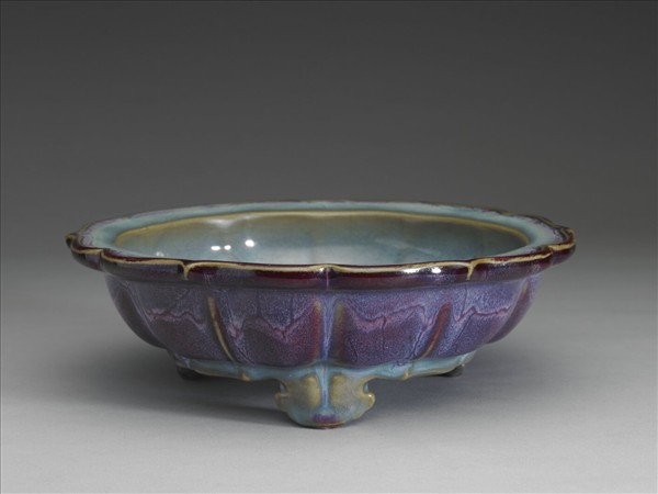 鈞窯 天藍葡萄紫釉蓮花式盆托