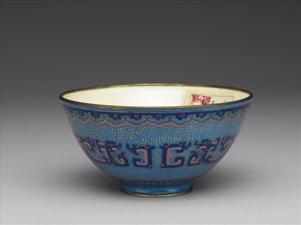 銅胎畫琺瑯藍地龍紋碗