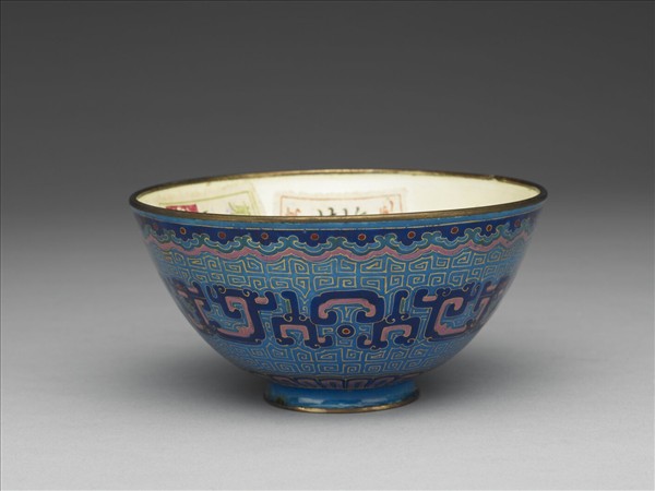 銅胎畫琺瑯藍地龍紋碗