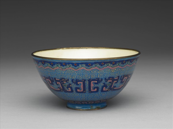 銅胎畫琺瑯藍地龍紋碗