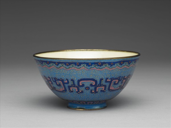 銅胎畫琺瑯藍地龍紋碗