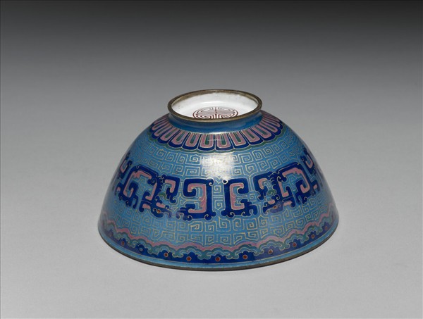 銅胎畫琺瑯藍地龍紋碗