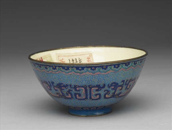 銅胎畫琺瑯藍地龍紋碗