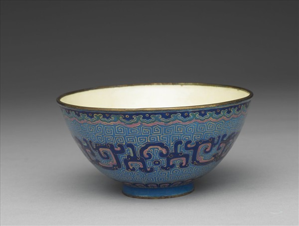 銅胎畫琺瑯藍地龍紋碗