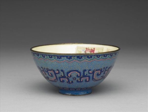 銅胎畫琺瑯藍地龍紋碗