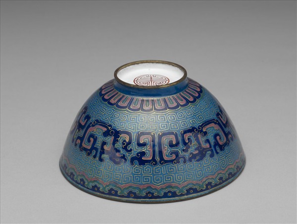 銅胎畫琺瑯藍地龍紋碗