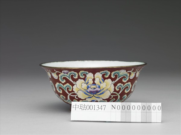 銅胎畫琺瑯紅地花卉紋碗